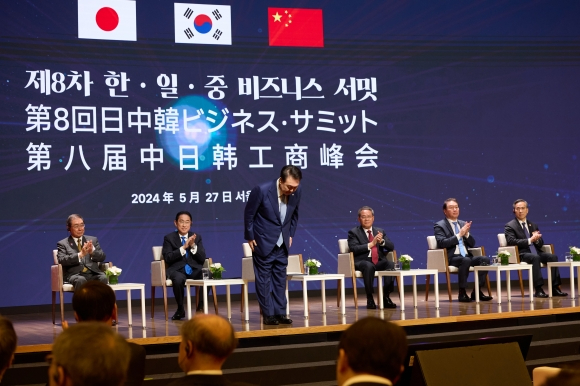 윤석열 대통령이 27일 서울 중구 대한상공회의소에서 열린 제8차 한일중 비즈니스 서밋에서 연설하기 전 인사하고 있다. 2024.5.27 대통령실 제공 0003453612_001_20240527163601177.jpg