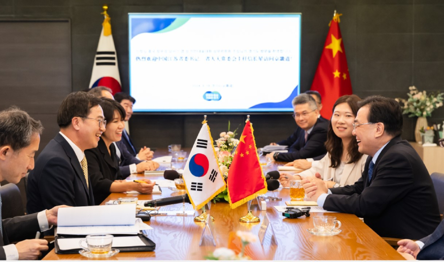 19일 오후 경기도 도담소에서 김동연 경기도지사(왼쪽 앞에서 두번째)가 신창싱(信长星) 중국 장쑤성 당서기와 대표단이 면담을 하고 있다. 경기도 제공 화면 캡처 2024-06-20 075630.jpg