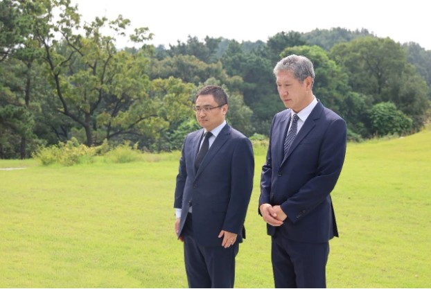 주한중국대사관 팡쿤 대리대사와 노재헌 동아시아문화재단 원장이 중한 수교 32주년을 앞둔 지난 23일 경기도 파주시에 있는 노태우 전 대통령의 묘역을 찾아 참배하고 있다. 주한중국대사관 홈페이지 캡처. 화면 캡처 2024-08-28 172342.jpg
