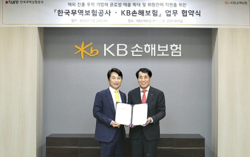 KB손해보험 이준호 대표이사(왼쪽)와 한국무역보험공사 장영진 사장이 20일 서울 강남구 KB손보 본사에서 해외 매출채권 보장 관련 재보험 협약을 체결하고 있다. (사진=KB손해보험 제공) 1000021192.jpg